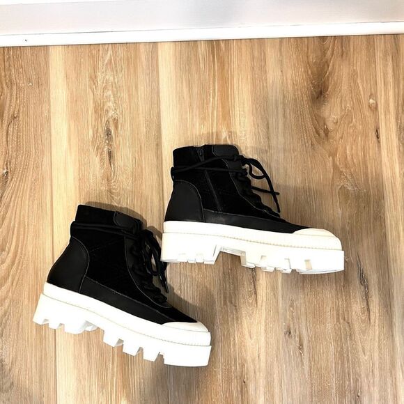 GIANNI BINI Wander Lust Lug Sole Platform Black Booties Size 7 - Picture 3 of 8